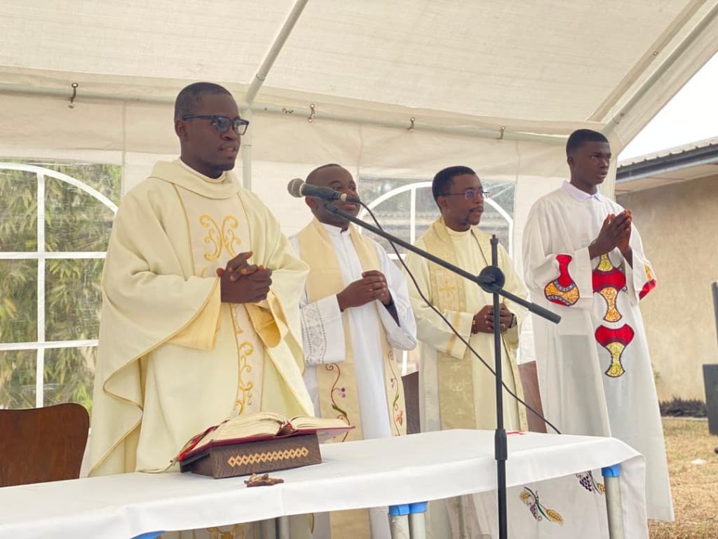 Célébrants derrière l'autel durant la messe du premier anniversaire