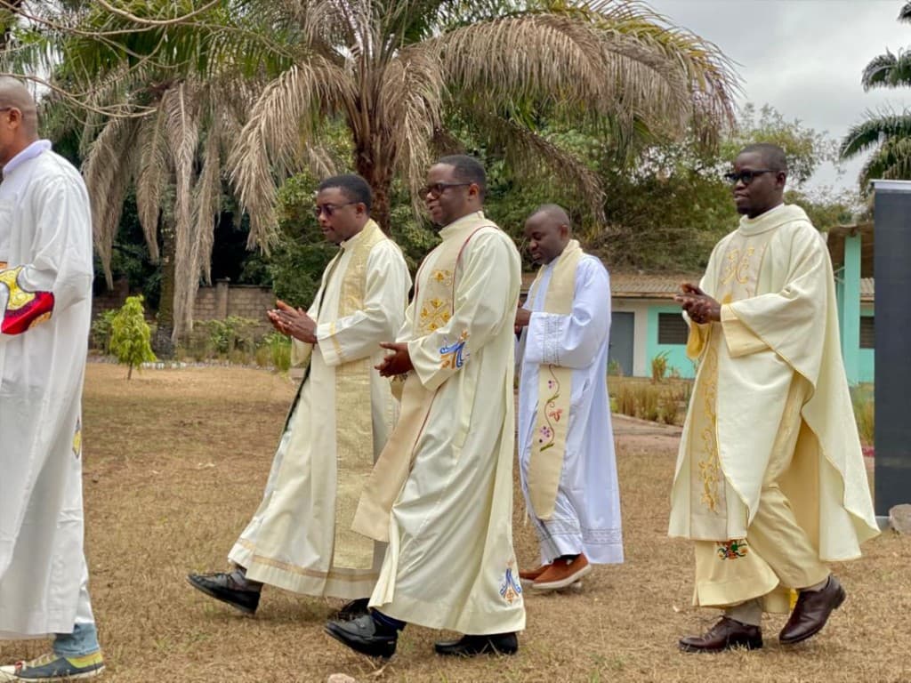 Procession des célébrants vers le lieu de la messe