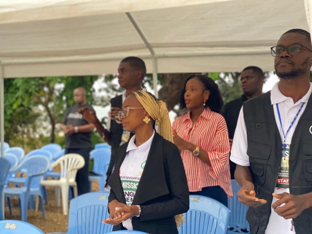 Temps de prière durant la conférence d'anniversaire