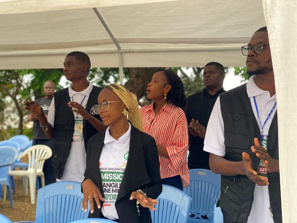 Assemblée réunie sous la tente pour la conférence