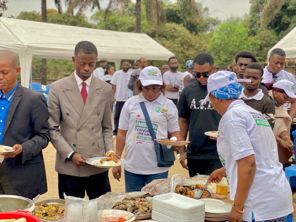 Buffet partagé durant la festivité