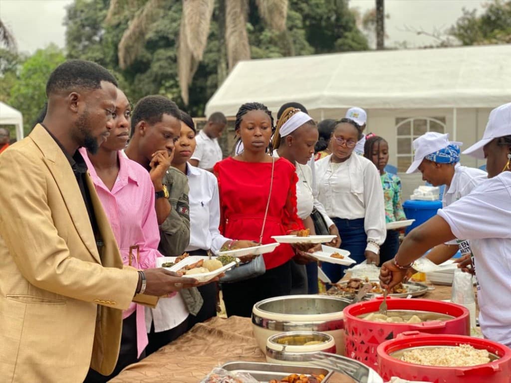 Partage du repas entre les participants