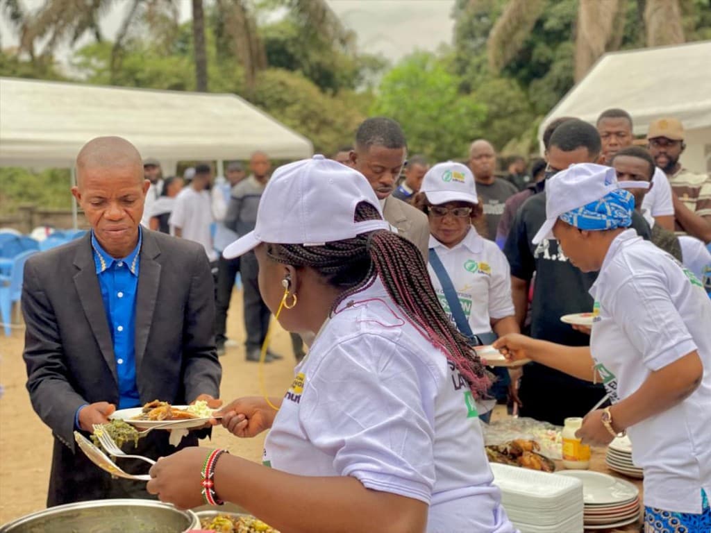 Service du repas lors de la festivité